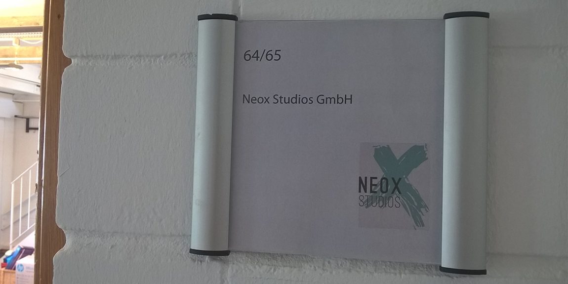 Türschild Neox Studios Raum 64/65