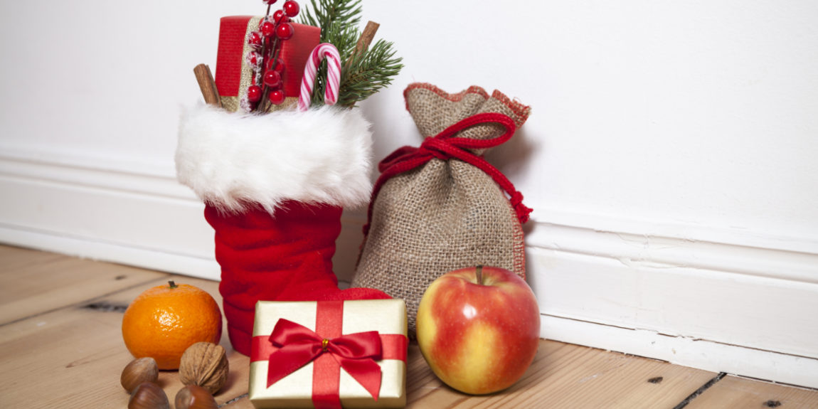 Weihnachtsstiefel mit Geschenk und Sack